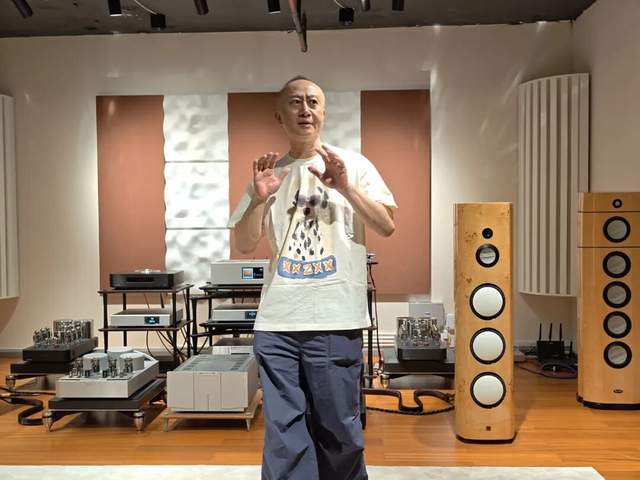 活动主讲人在 Hi-End 音响系统前致辞