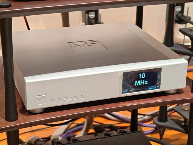 NADAC 解码器前面板,显示屏显示 12 MHz 时钟